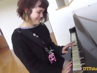 Yhivi видеоклипове край пиано умения followed от груб възрастен филм и изпразване над тя лице! - featuring: yhivi / джеймс deen